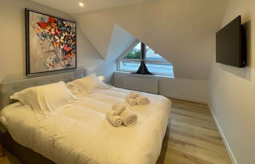 Une chambre dans les combles suite à la surélévation à Deauville