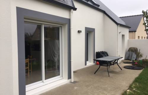 Ravalement de façade avec mise en valeur des encadrements de fenêtres - Nantes 44