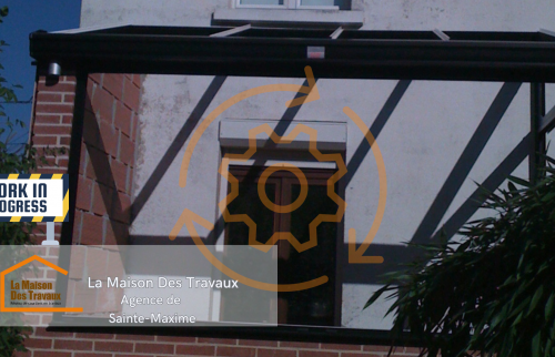 La véranda est presque finalisée, les ouvertures vitrées apportent une touche moderne tout en protégeant l'entrée de la maison.