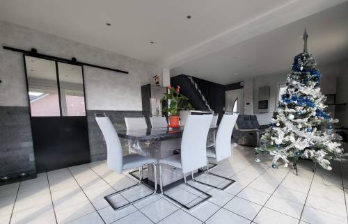 Vue d'ensemble de la pièce à vivre, avec la jolie porte verrière