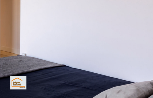 Finition soignée des murs d'une chambre rénovée près de Treffiagat. Une rénovation intérieure réalisée avec des artisans sélectionnés par La Maison Des Travaux Quimper dans le Finistère Sud.
