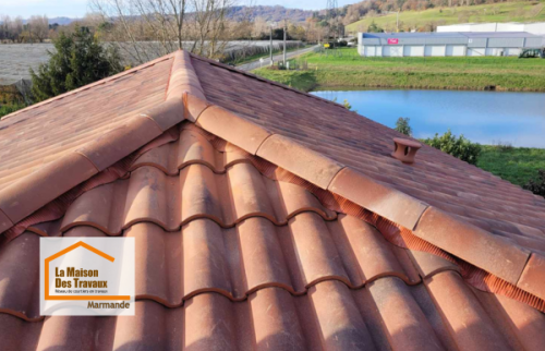 Pose des nouveaux liteaux avant l’installation des tuiles sur cette toiture rénovée à Montayral, pour une couverture durable et conforme aux règles de l’art.