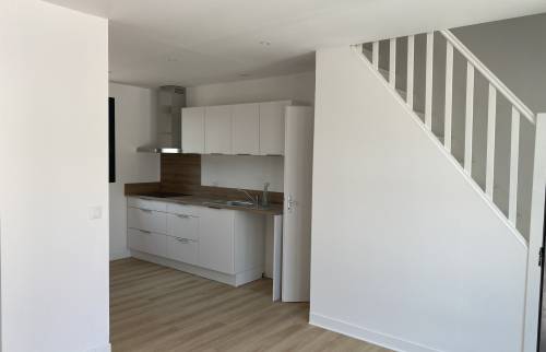 Pose des cuisines, sols et peinture avant la livraison 