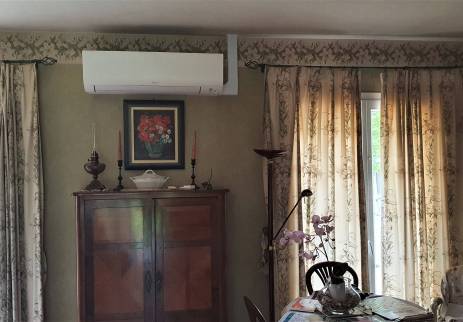 Installation de pompe à chaleur air-air avec unité intérieure dans le séjour - Brie-Comte-Robert 77170