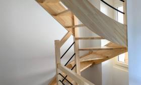escalier sur-mesure gain de place pour accéder aux combles