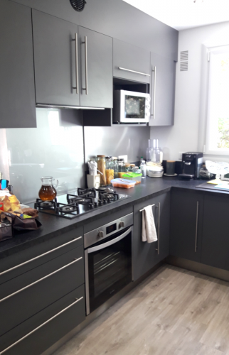 Cuisine équipée aux façades noires