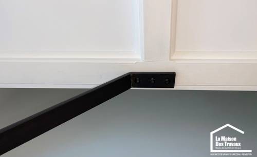 Pose d'une main courante sur poteaux en plat acier avec câble inox