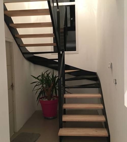 Escalier refait à Onet le Château : vue du bas