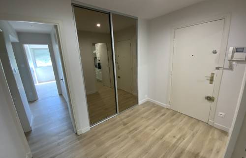 Entrée d'appartement rénovée avec portes de placards miroir Alès