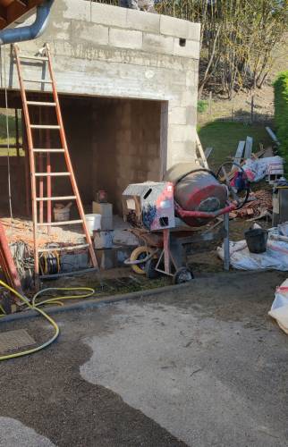 Début des travaux de maçonnerie pour le futur garage