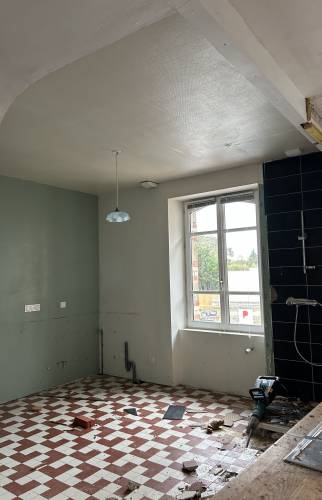 Casser le carrelage – Démolition de l’ancien revêtement pour repartir sur une base saine.