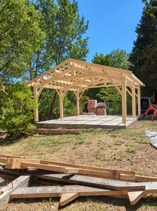 Vue d’ensemble de la structure en bois, avant les travaux de couverture.