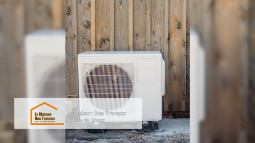 Gros plan sur le compresseur extérieur, positionné pour une efficacité maximale et un faible niveau sonore.