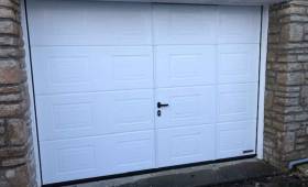 Installation d'une porte de garage blanche à Deauville