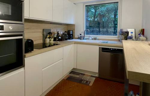 La cuisine rénovée avec au sol les tomettes