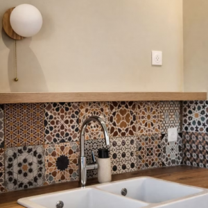 Détail vasque cuisne bois et matériaux naturels ambiance chaleureuse 