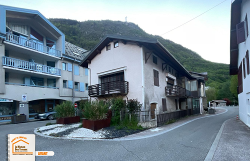 ravalement façade Combloux, rénovation maison village, façade ocre savoyarde, artisan façade Haute-Savoie, courtier travaux Chamonix
