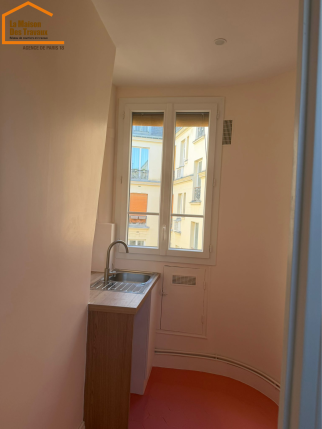 Cuisine compacte fonctionnelle avec plan de travail en bois à paris 18
