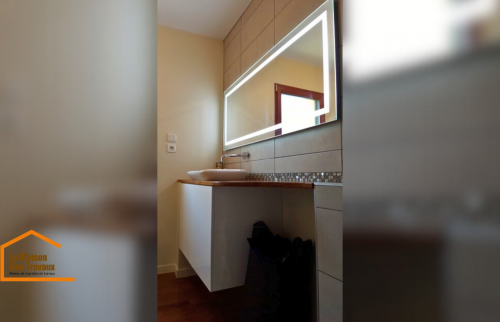 Une salle de bain chic et fonctionnelle grâce à Sandrine Férin, courtier en travaux