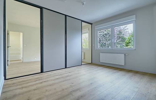 Une belle chambre rénovée dans des tons clairs