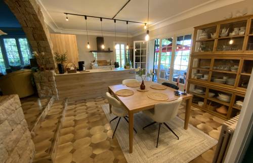 Cuisine moderne dans maison ancienne La Maison Des Travaux Alès