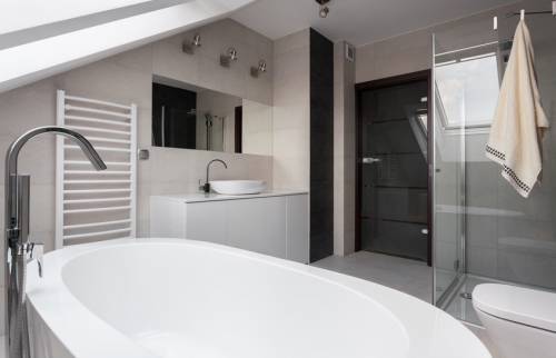 salle de bain avec coin douche