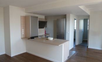 Rénovation d'appartement avec revêtement de sol en lames PVC façon teck et delimitation PVC type carreaux de ciment devant cuisine - Aubagne-13400)