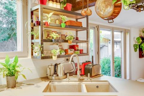 Chazay d'Azergues (69380) : Cuisine rénovée dans un esprit maison de famille dans une maison de village de l'Azergues