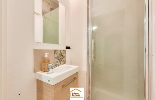 cabine de douche dans une salle de yoga