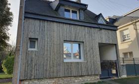 Bardage bois terminé après l’isolation par l'extérieur à Chantepie