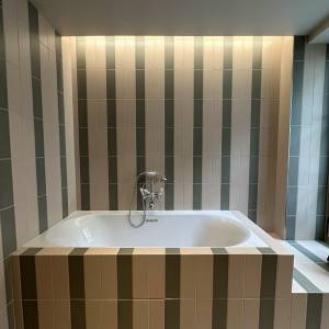 Salle de bains contemporaine créée sur mesure dans l’appartement ANNONCIATION à Paris – Camille AUDER