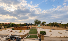 Vue générale de l'aménagement extérieur avec piscine, gravier et cheminements à Saint-Cassien