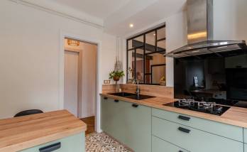 Rénovation de cuisine avec mobilier de cuisine vert sauge - Lattes 34970