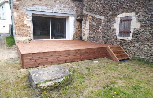 Réalisation d'une terrasse en bois à Couëron escalier
