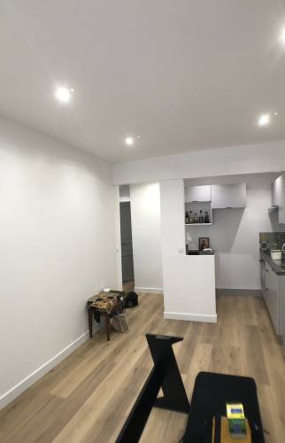 Salon et cuisine ouverte appartement rénové - Epinettes Paris 17