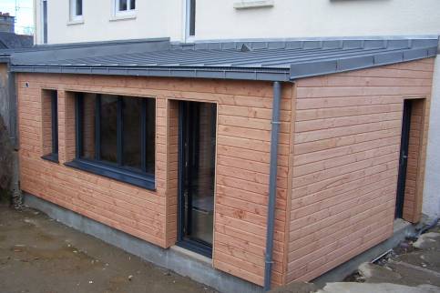 Pose de Bardages bois douglas et des menuiseries Aluminium gris anthracite