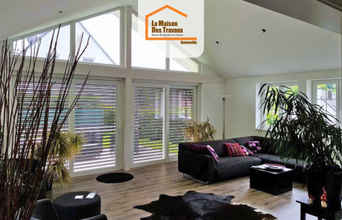 Intérieur lumineux avec brise-soleil orientables dans une maison rénovée à Thyez en Haute-Savoie