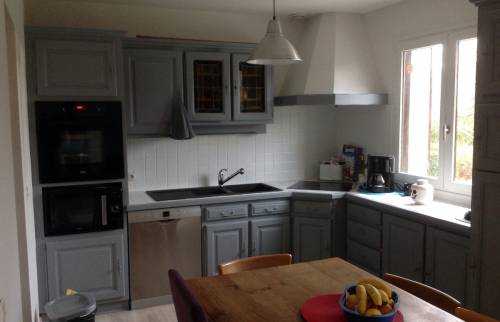 Cuisine rénovée ouverte avec ses éléments