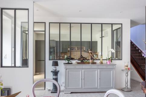 Verrières d'atelier pour une cuisine de charme, maison rénovée dans la région de Lyon