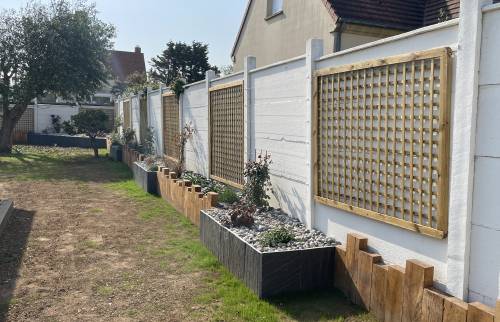 Treillis et jardinières le long du mur de clôture (Colleville-Montgomery 14880)