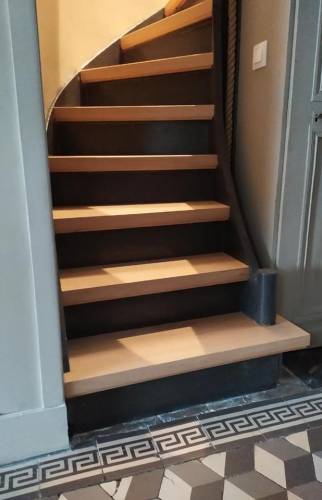 Adaptation de cet escalier sur-mesure dans sa cage d'escalier historique 