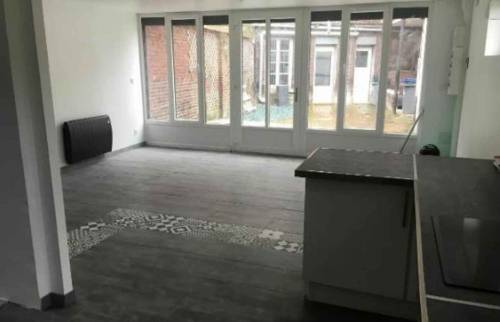 Carrelage et baie vitrée - Transformation d'un garage en habitation La Maison des Travaux Rouen