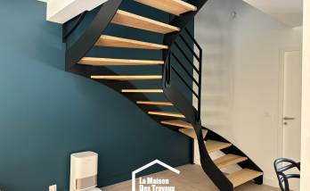 Escalier moderne dans un salon bleu canard