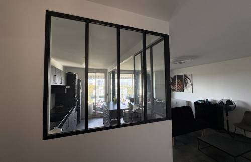 Cuisine rénovée avec verrière d’atelier terminée par La Maison Des Travaux Bruz