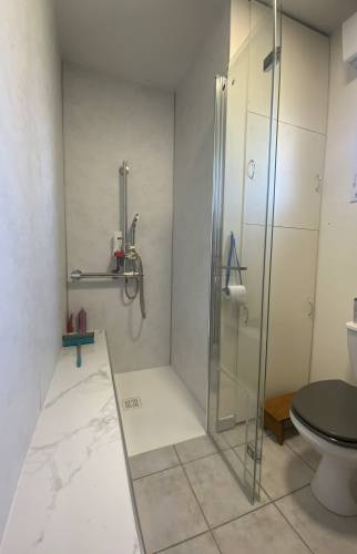 Paroi de douche sur banc et wc