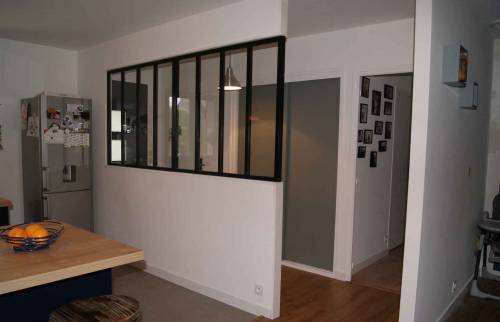 La verrière qui sépare l'entrée de la cuisine 