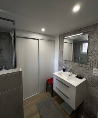 Meuble vasque brillant et faïence type carreaux de ciment