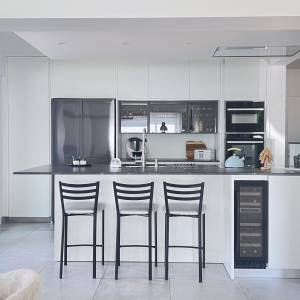 Vue d'ensemble de la cuisine ouverte