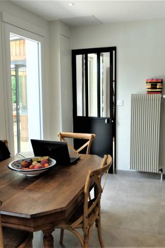 Cuisine rénovée et agrandie dans une villa de l’ouest lyonnais avec crédence carrelée et verrière d’atelier