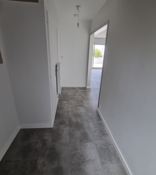 Rénovation de sol et pose d’un poêle à Saint-Marcellin : un intérieur plus cohérent et plus actuel couloir